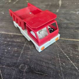 Игрушка детская машинка СССР 1975 год. Картинка 1